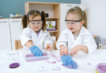 Piasek kinetyczny i ścieżki sensoryczne – kreatywne pomoce dydaktyczne dla najmłodszych.